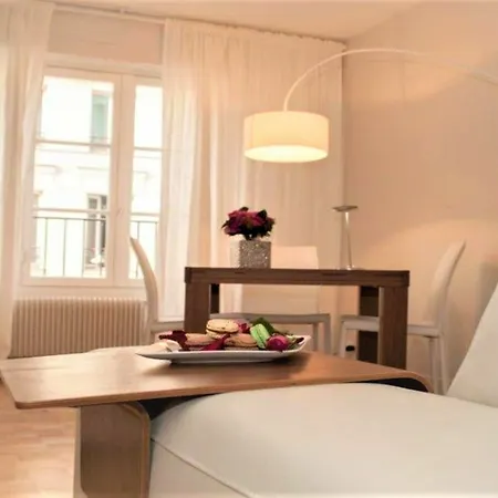 55 M2 With Balcony In The 6th Arrondiss. Апартаменты Париж